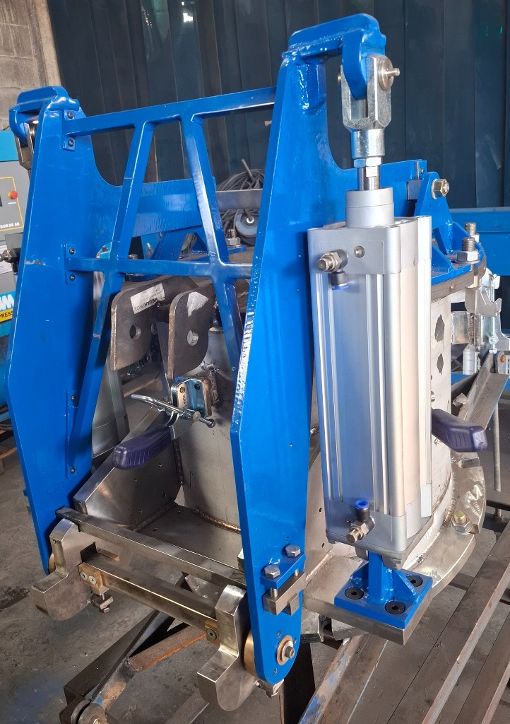 Equipamento industrial Megahproj — freio a disco pneumático em estrutura azul